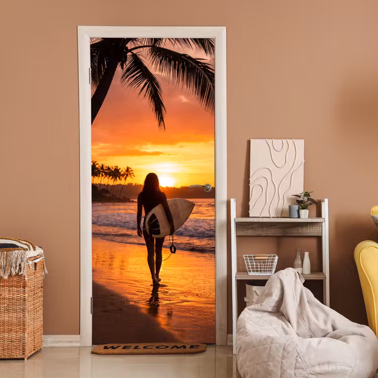 Vrouw - Surfplank - Strand - Zonsondergang - Oranje deurposter klein -sfeer1