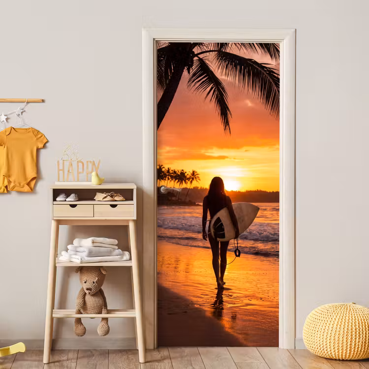 Vrouw - Surfplank - Strand - Zonsondergang - Oranje deurposter klein -sfeer4
