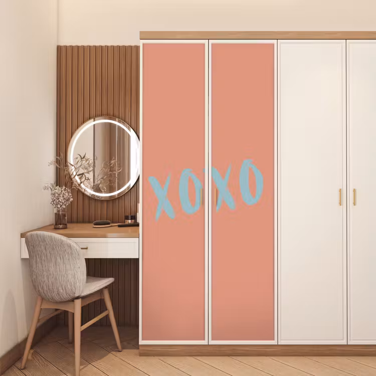 XOXO - Blauw - Perzikkleur deurposter klein -sfeer3