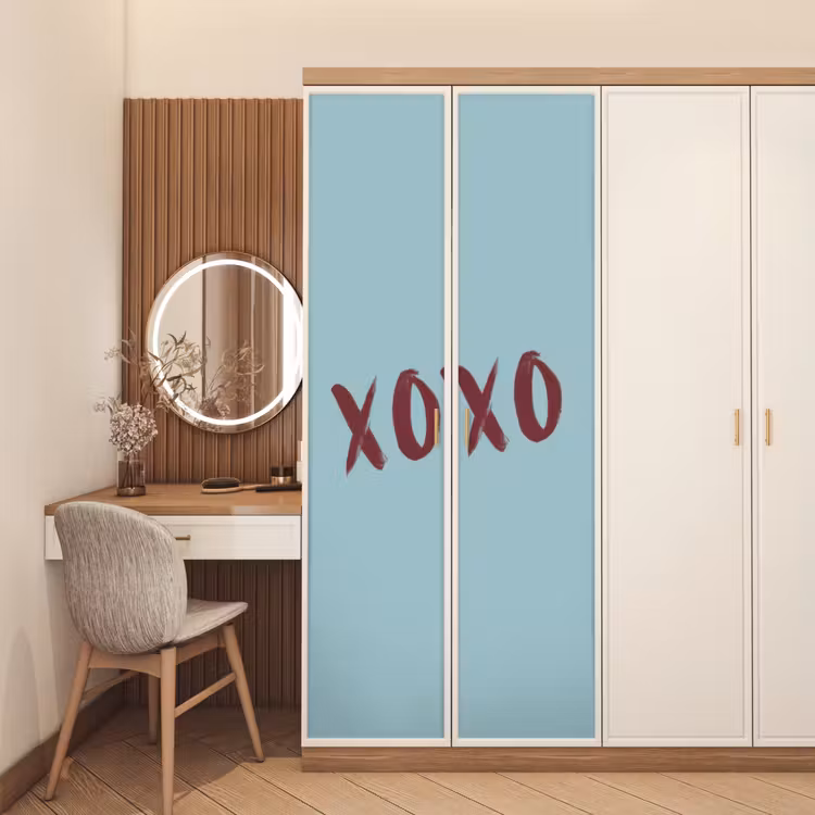 XOXO - Blauw - Rood deurposter klein -sfeer3