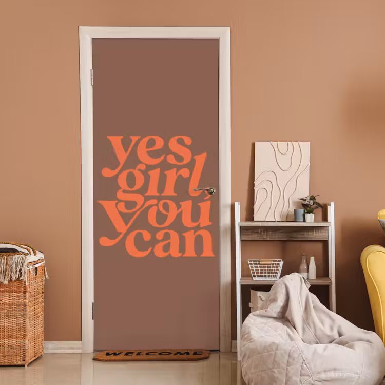 Yes girl you can - Oranje - Bruin deurposter klein -sfeer1