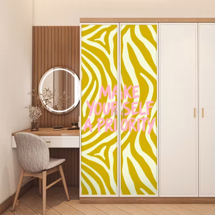 Zebraprint - Priority - Roze deurposter klein -sfeer3