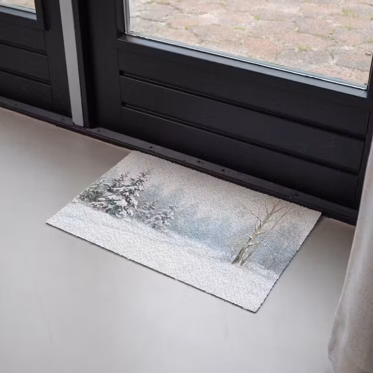 Bospad - Dennen - Sneeuw - Winter - Rustgevend Deurmat klein -sfeer2