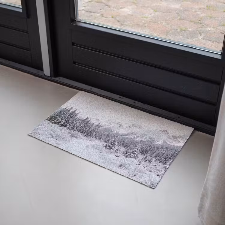 Weg - Bergen - Sneeuw - Naaldbos - Avontuurlijk Deurmat klein -sfeer2