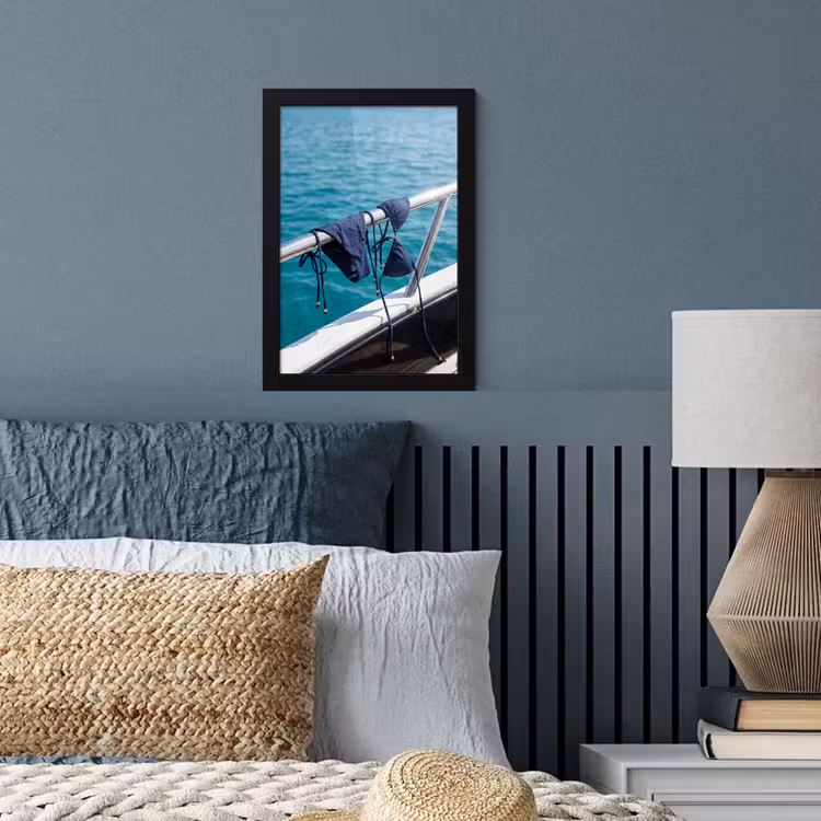 Bikini - Reling - Zee - Zomer - Blauw fotolijst zwart zonder passe partout klein -sfeer3