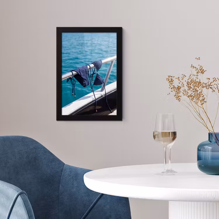 Bikini - Reling - Zee - Zomer - Blauw fotolijst zwart zonder passe partout klein -sfeer4