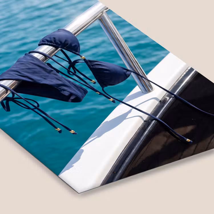 Bikini - Reling - Zee - Zomer - Blauw fotolijst zwart zonder passe partout klein -zsfeer6