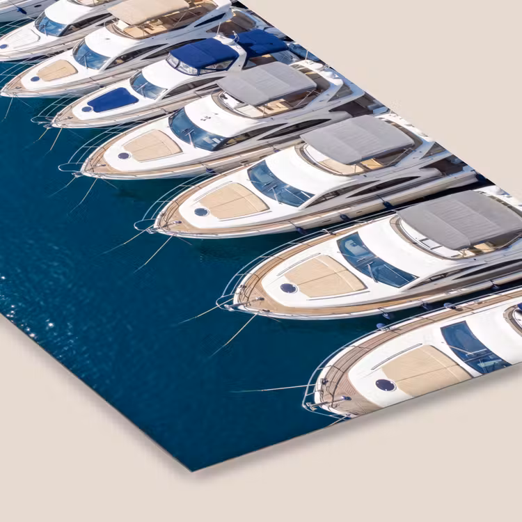 Boot - Jachthaven - Water - Zomer - Blauw fotolijst zwart zonder passe partout klein -zsfeer6
