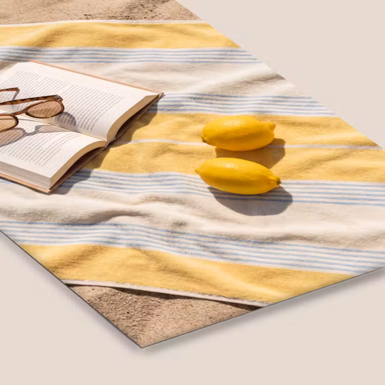 Boek - Zonnebril - Strand - Zomer - Geel fotolijst zwart zonder passe partout klein -zsfeer6