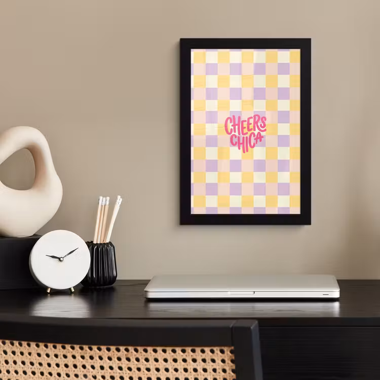 Cheers Chica - Ruitjes - Lila - Geel fotolijst zwart zonder passe partout klein -sfeer1