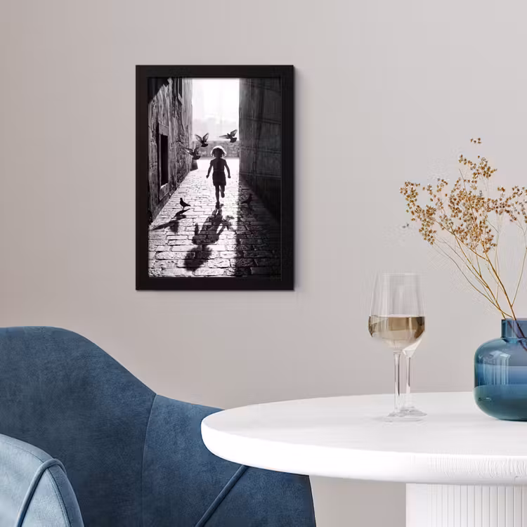 Kind - Vogel - Straat - Zwart-wit - Spelen fotolijst zwart zonder passe partout klein -sfeer4
