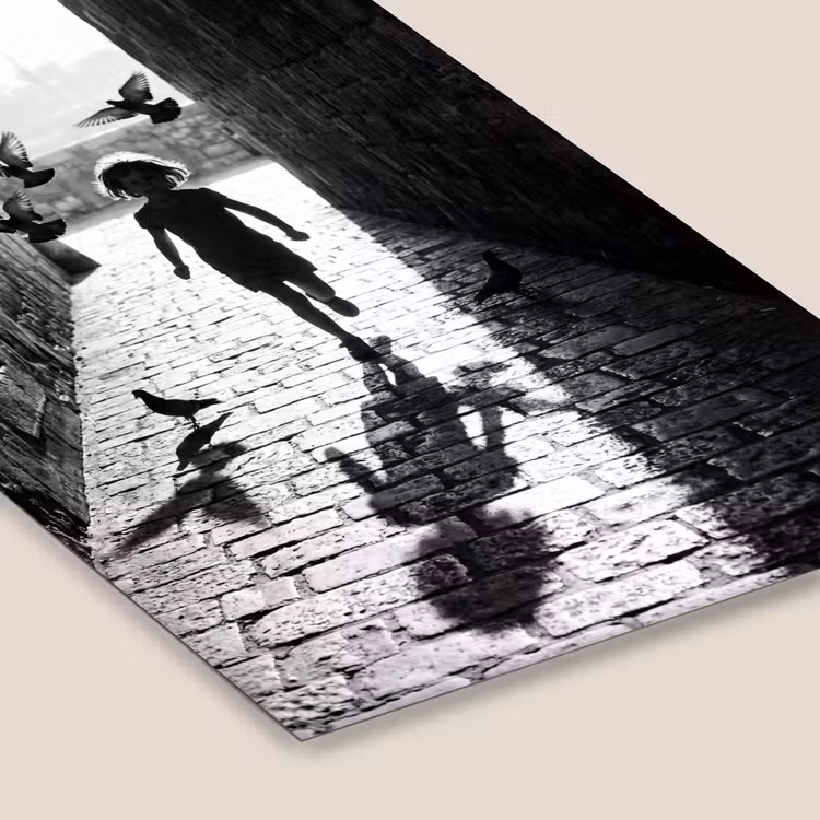 Kind - Vogel - Straat - Zwart-wit - Spelen fotolijst zwart zonder passe partout klein -zsfeer6