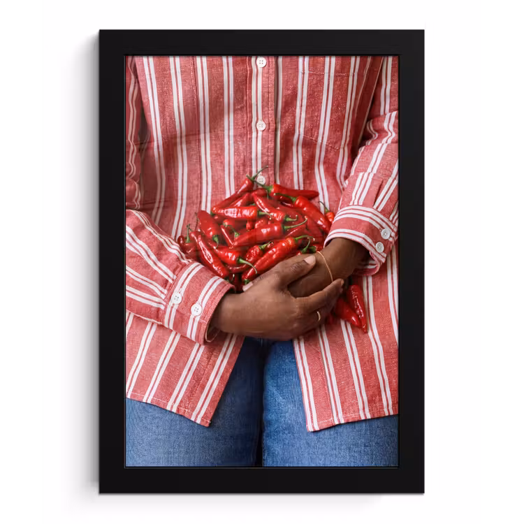 Framed Prints - Chili Peppers - Red - Hands - Chilipepers - Rood - Handen fotolijst zwart zonder passe partout klein