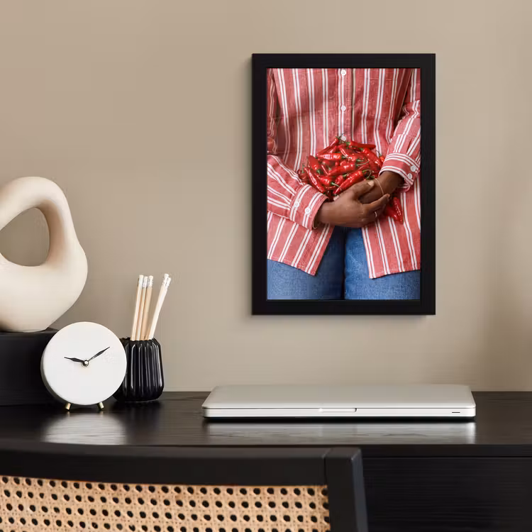 Framed Prints - Chili Peppers - Red - Hands - Chilipepers - Rood - Handen fotolijst zwart zonder passe partout klein