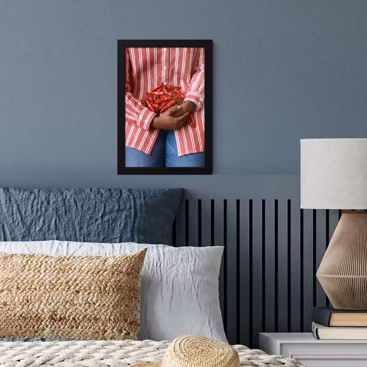 Framed Prints - Chili Peppers - Red - Hands - Chilipepers - Rood - Handen fotolijst zwart zonder passe partout klein
