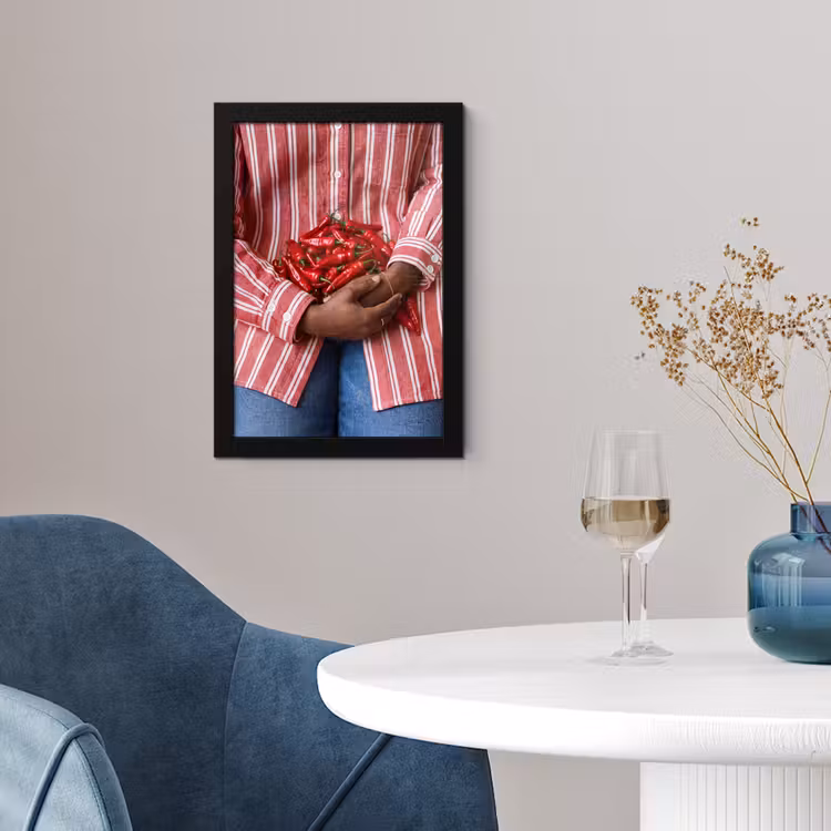 Framed Prints - Chili Peppers - Red - Hands - Chilipepers - Rood - Handen fotolijst zwart zonder passe partout klein