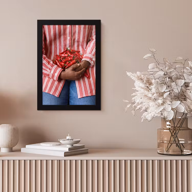 Framed Prints - Chili Peppers - Red - Hands - Chilipepers - Rood - Handen fotolijst zwart zonder passe partout klein