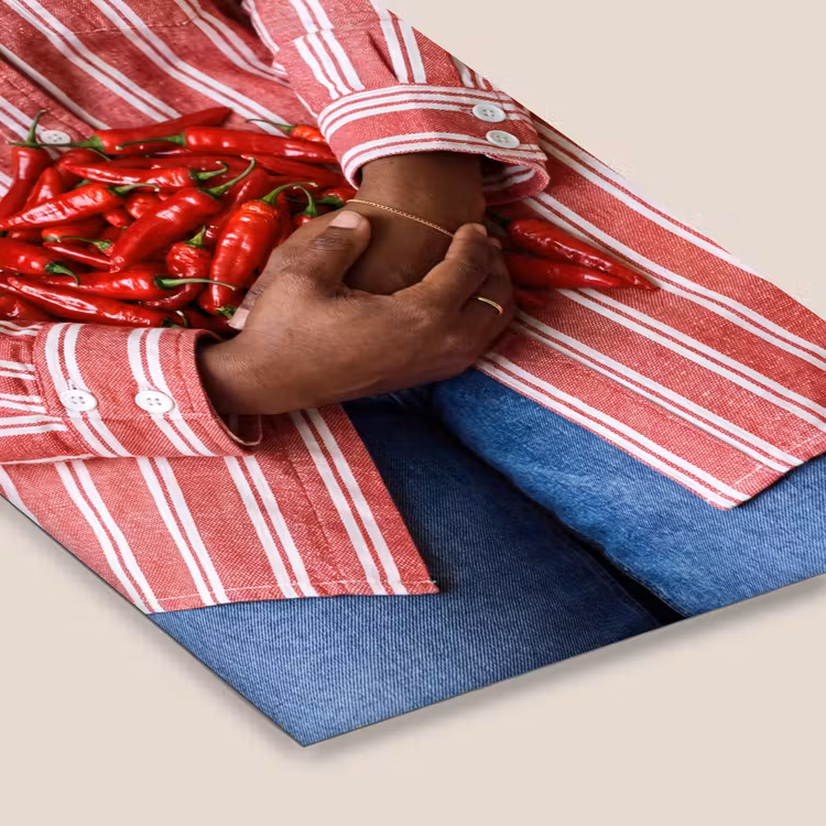 Framed Prints - Chili Peppers - Red - Hands - Chilipepers - Rood - Handen fotolijst zwart zonder passe partout klein