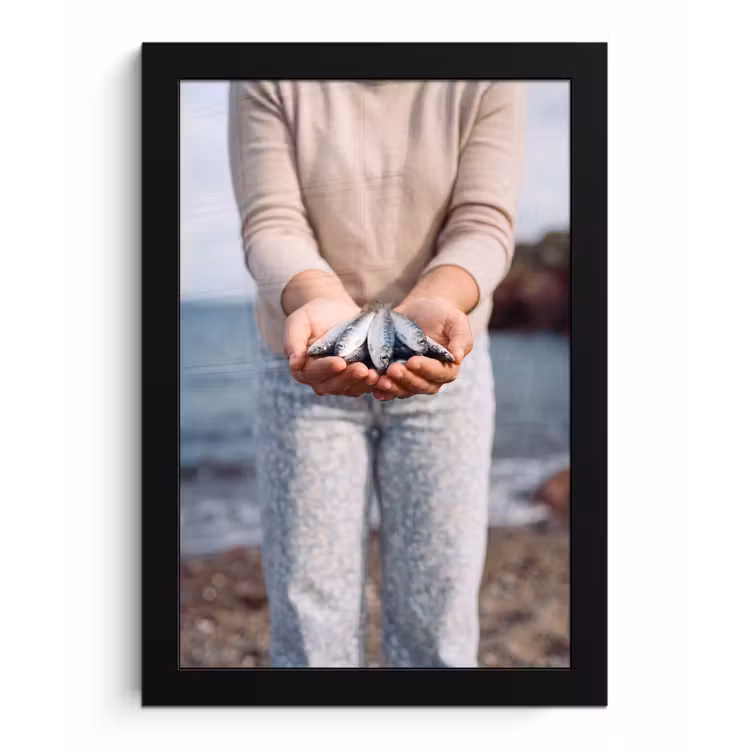 Framed Prints - Fish - Hands - Nature - Vis - Handen - Natuur fotolijst zwart zonder passe partout klein