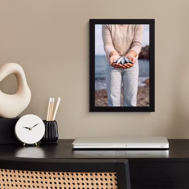 Framed Prints - Fish - Hands - Nature - Vis - Handen - Natuur fotolijst zwart zonder passe partout klein