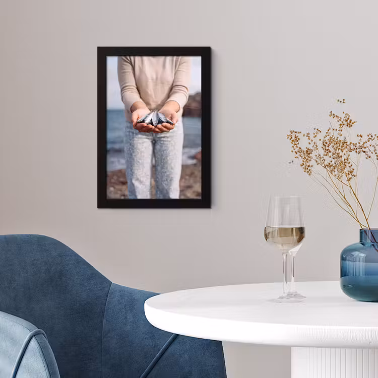 Framed Prints - Fish - Hands - Nature - Vis - Handen - Natuur fotolijst zwart zonder passe partout klein