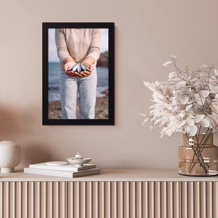 Framed Prints - Fish - Hands - Nature - Vis - Handen - Natuur fotolijst zwart zonder passe partout klein