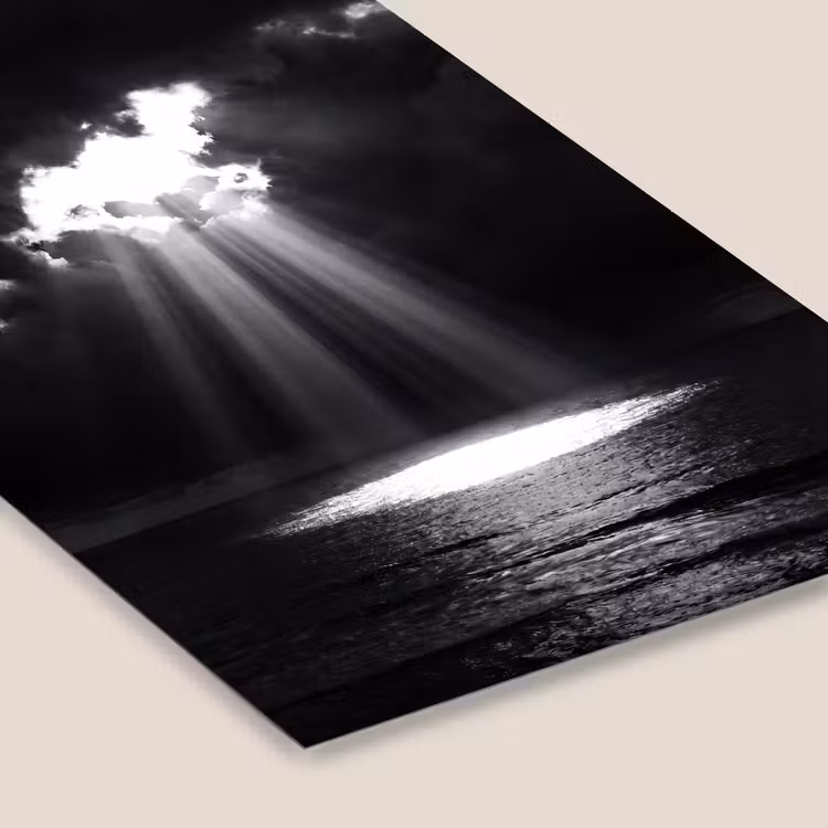 Licht - Wolken - Zee - Zwart-wit - Natuur fotolijst zwart zonder passe partout klein -zsfeer6