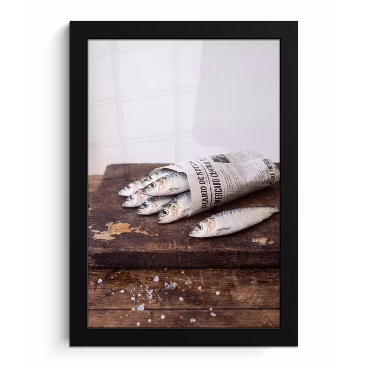 Framed Prints - Little Sardine - newspaper - cutting board - Sardientje - krant - snijplank fotolijst zwart zonder passe partout klein