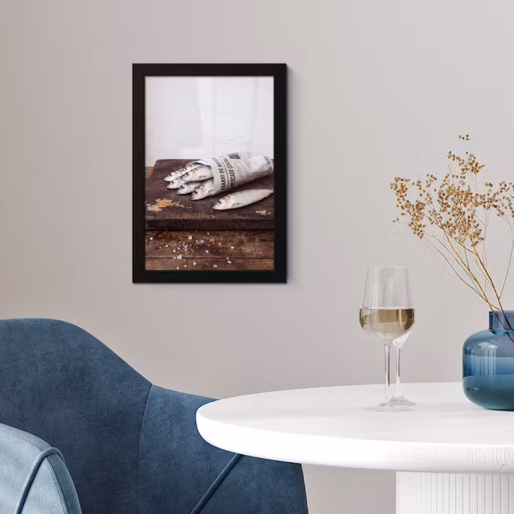Framed Prints - Little Sardine - newspaper - cutting board - Sardientje - krant - snijplank fotolijst zwart zonder passe partout klein