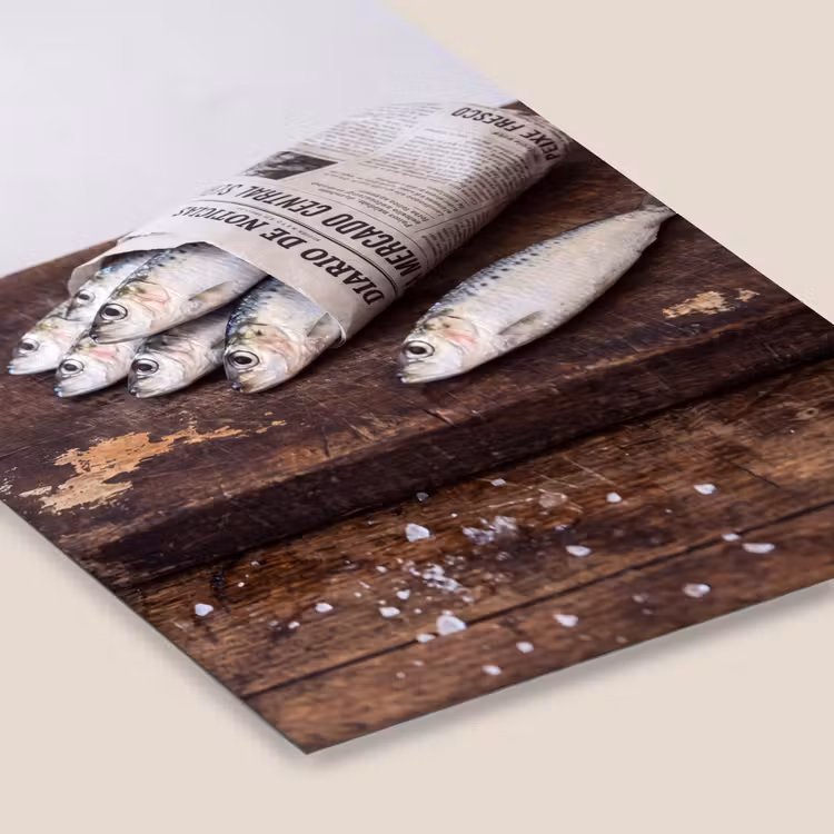 Framed Prints - Little Sardine - newspaper - cutting board - Sardientje - krant - snijplank fotolijst zwart zonder passe partout klein