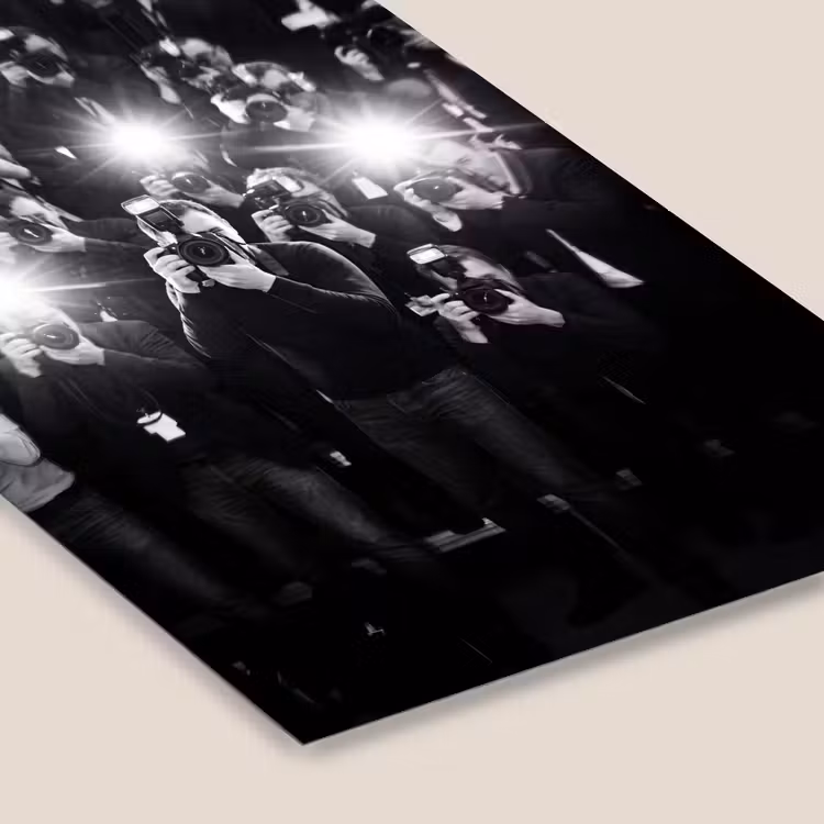 Mensen - Camera - Flitslicht - Zwart-wit - Media fotolijst zwart zonder passe partout klein -zsfeer6
