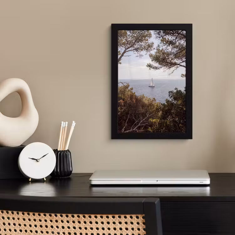 Framed Prints - Sailboat - trees - water - Zeilboot - bomen - water fotolijst zwart zonder passe partout klein