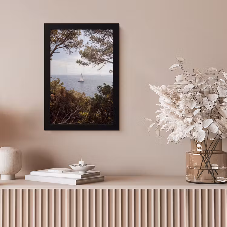 Framed Prints - Sailboat - trees - water - Zeilboot - bomen - water fotolijst zwart zonder passe partout klein