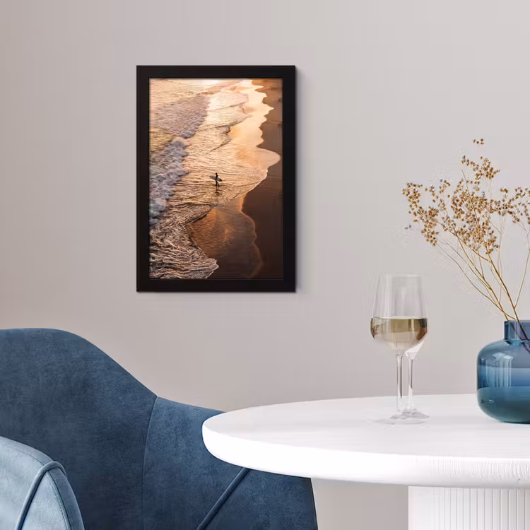 Surfer - Strand - Zonsondergang - Oceaan - Goud fotolijst zwart zonder passe partout klein -sfeer4