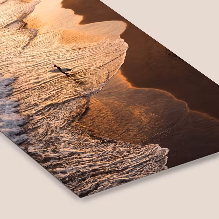 Surfer - Strand - Zonsondergang - Oceaan - Goud fotolijst zwart zonder passe partout klein -zsfeer6