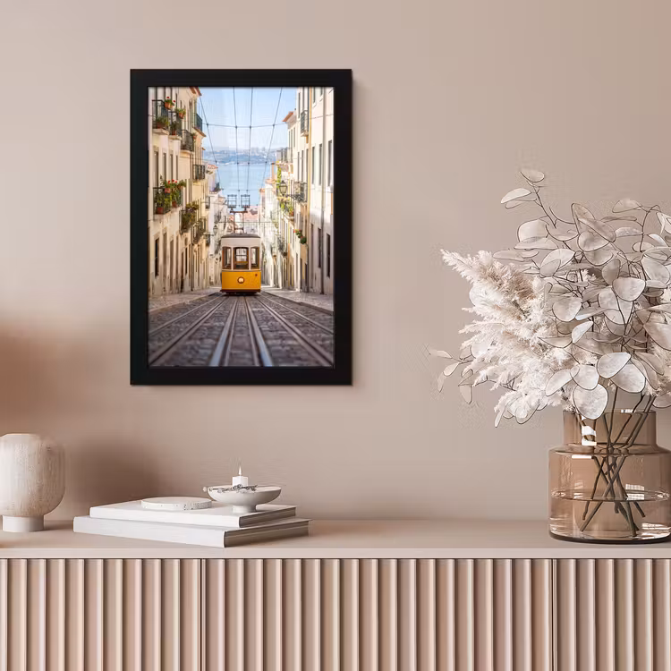 Tram - Straat - Stad - Architectuur - Geel fotolijst zwart zonder passe partout klein -sfeer5