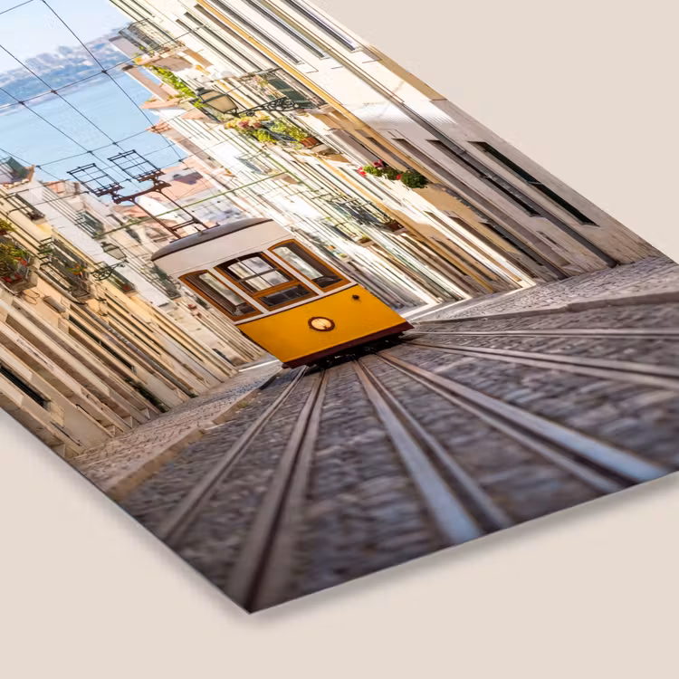 Tram - Straat - Stad - Architectuur - Geel fotolijst zwart zonder passe partout klein -zsfeer6