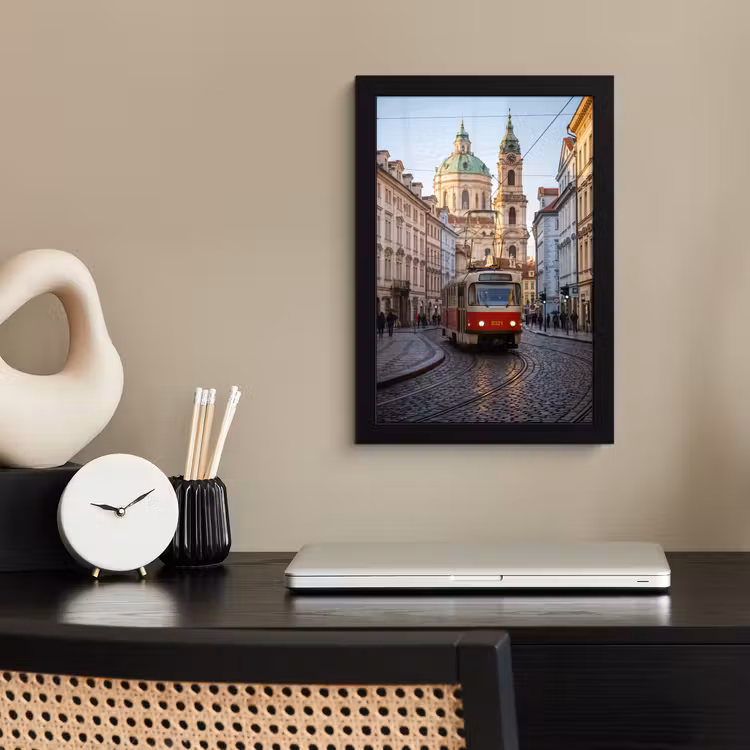 Tram - Straat - Stadsgezicht - Klassiek - Rood fotolijst zwart zonder passe partout klein -sfeer1