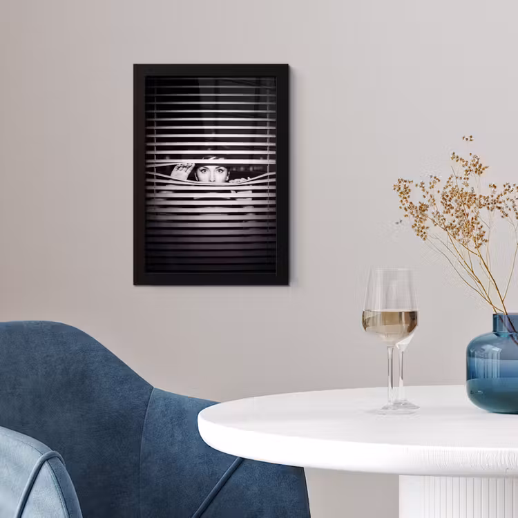 Vrouw - Jaloezieën - Portret - Zwart-wit fotolijst zwart zonder passe partout klein -sfeer4