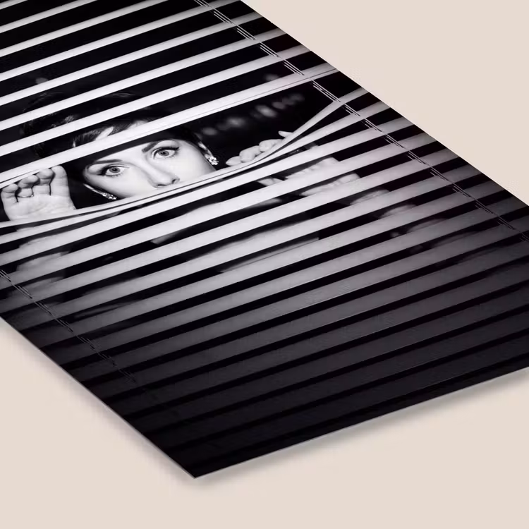 Vrouw - Jaloezieën - Portret - Zwart-wit fotolijst zwart zonder passe partout klein -zsfeer6