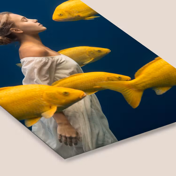 Vrouw - Vis - Water - Natuur - Geel fotolijst zwart zonder passe partout klein -zsfeer6
