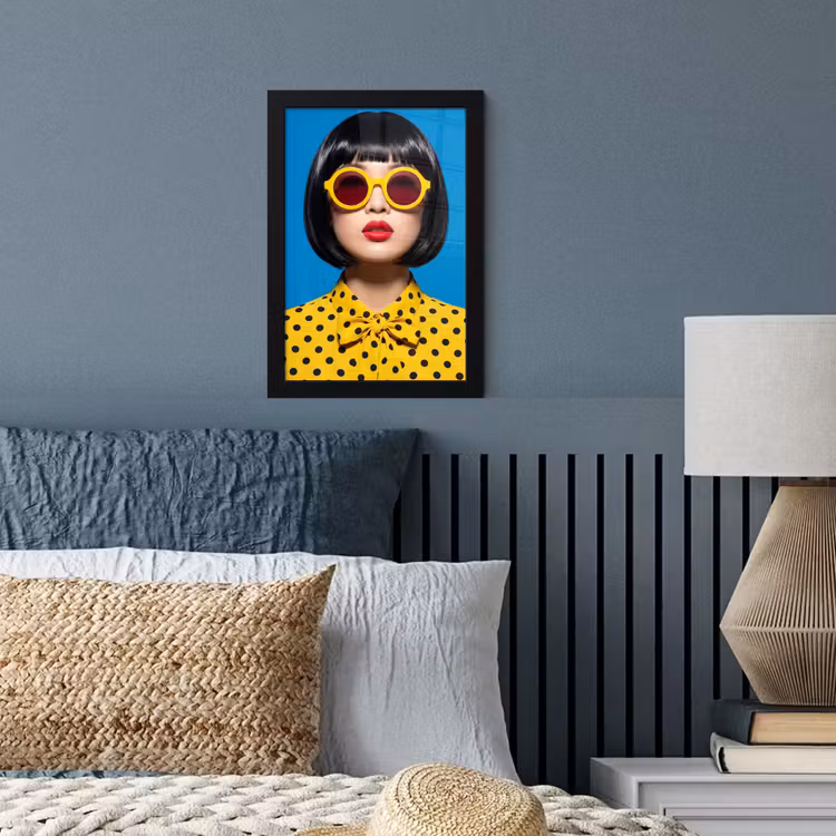 Vrouw - Zonnebril - Pop Art - Portret - Geel fotolijst zwart zonder passe partout klein -sfeer3