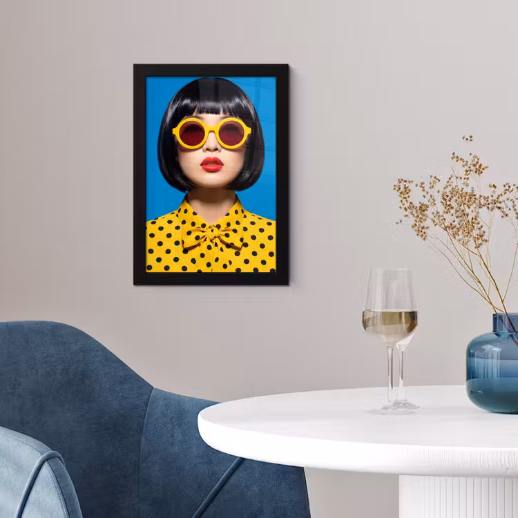 Vrouw - Zonnebril - Pop Art - Portret - Geel fotolijst zwart zonder passe partout klein -sfeer4
