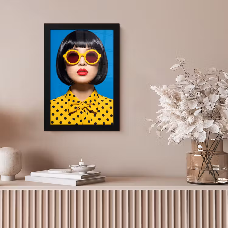Vrouw - Zonnebril - Pop Art - Portret - Geel fotolijst zwart zonder passe partout klein -sfeer5