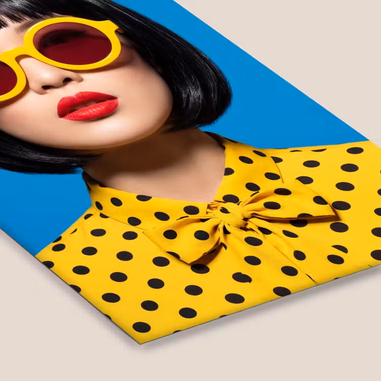 Vrouw - Zonnebril - Pop Art - Portret - Geel fotolijst zwart zonder passe partout klein -zsfeer6