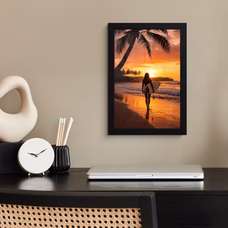 Vrouw - Surfplank - Strand - Zonsondergang - Oranje fotolijst zwart zonder passe partout klein -sfeer1