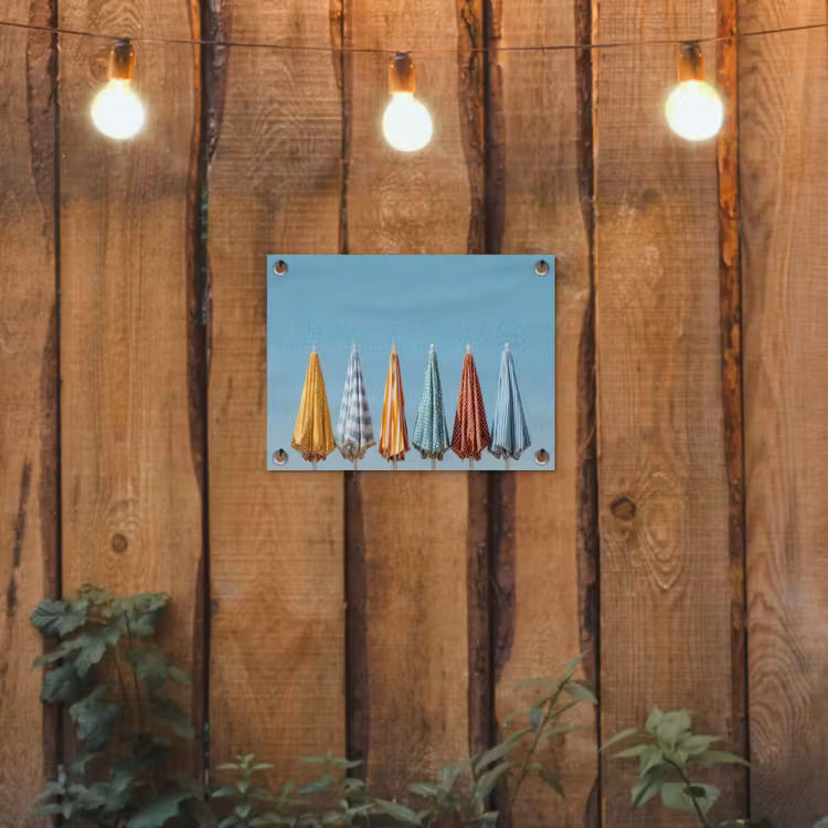 Strandparasols - Blauwe lucht - Kleurrijk tuinposter los doek klein -sfeer1