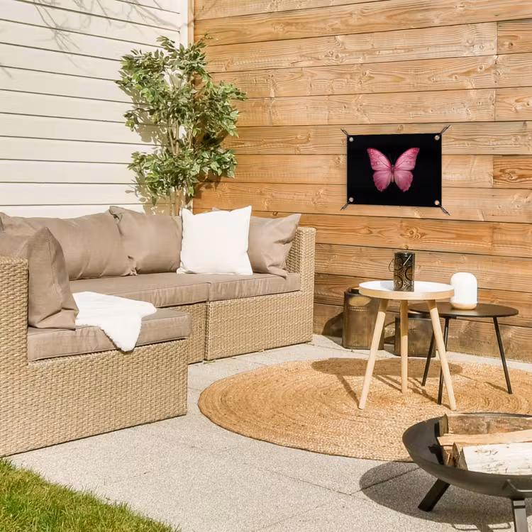 Vlinder - roze - Elegant tuinposter los doek klein -sfeer4