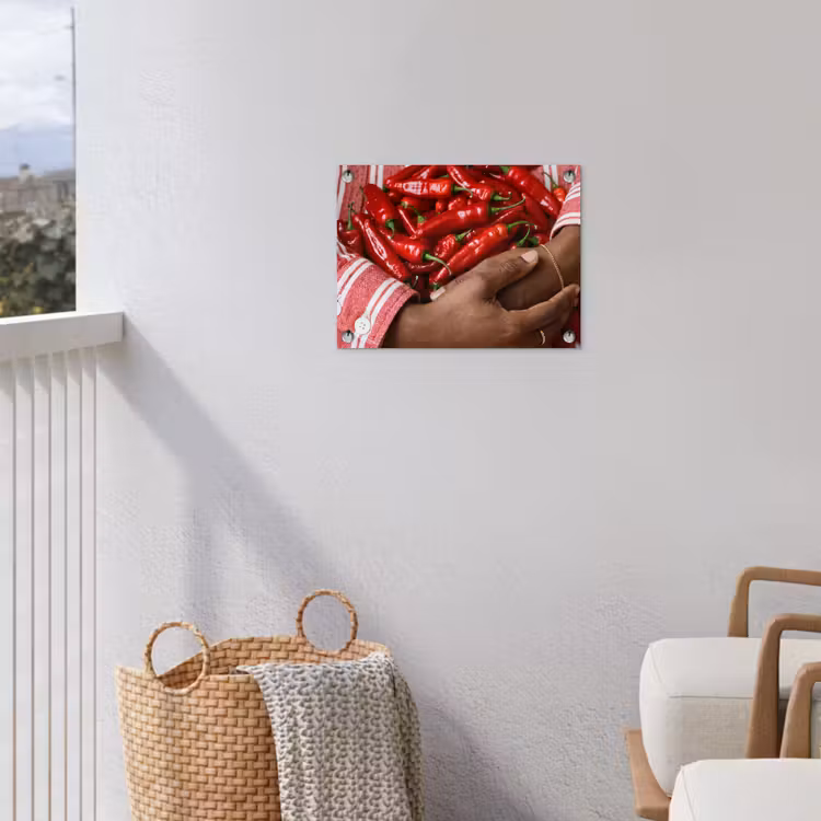 Garden Poster - Chili Peppers - Red - Hands - Chilipepers - Rood - Handen tuinposter los doek klein