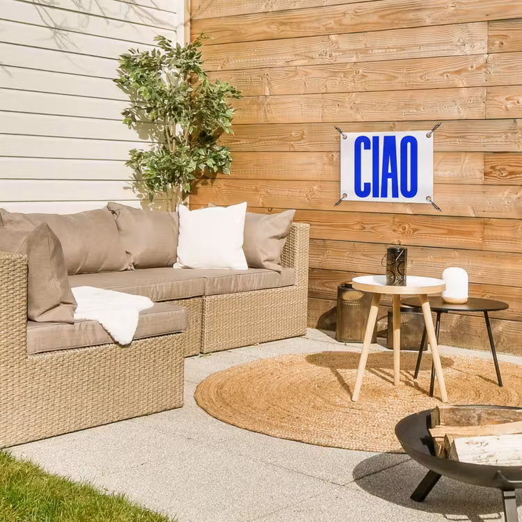 Ciao - Hoofdletters - Blauw - Minimalistisch tuinposter los doek klein -sfeer4